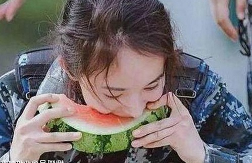 探秘7777官方版免费版：免费在线观看最新影视资源的趋势与争议