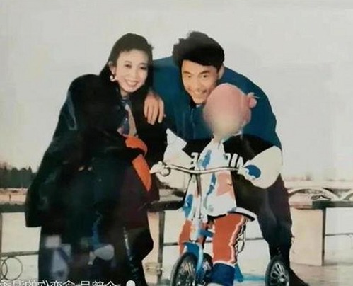 探索日批官方版下载：明星幕后故事新体验