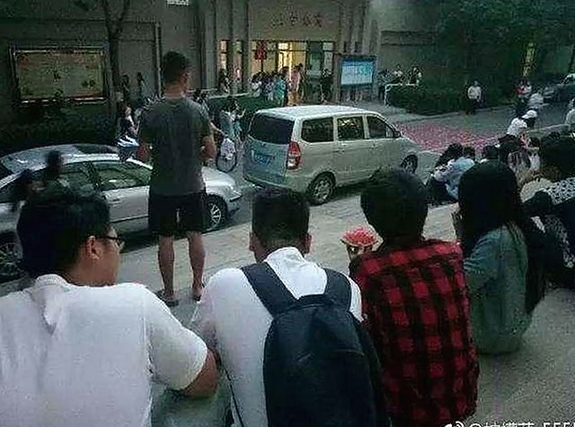 小🐔🐔伸进🈲🔞🔞A官方版：揭秘娱乐圈背后的真实动态