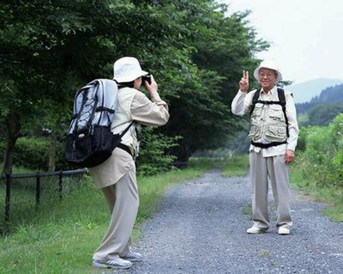 揭秘17c嫩草51久久91嫩草漫画官方版：从明星动态到最新资源推荐